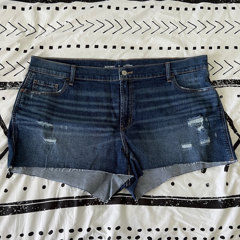 Old Navy Mid-Rise Distressed Boyfriend short! New, without tags.